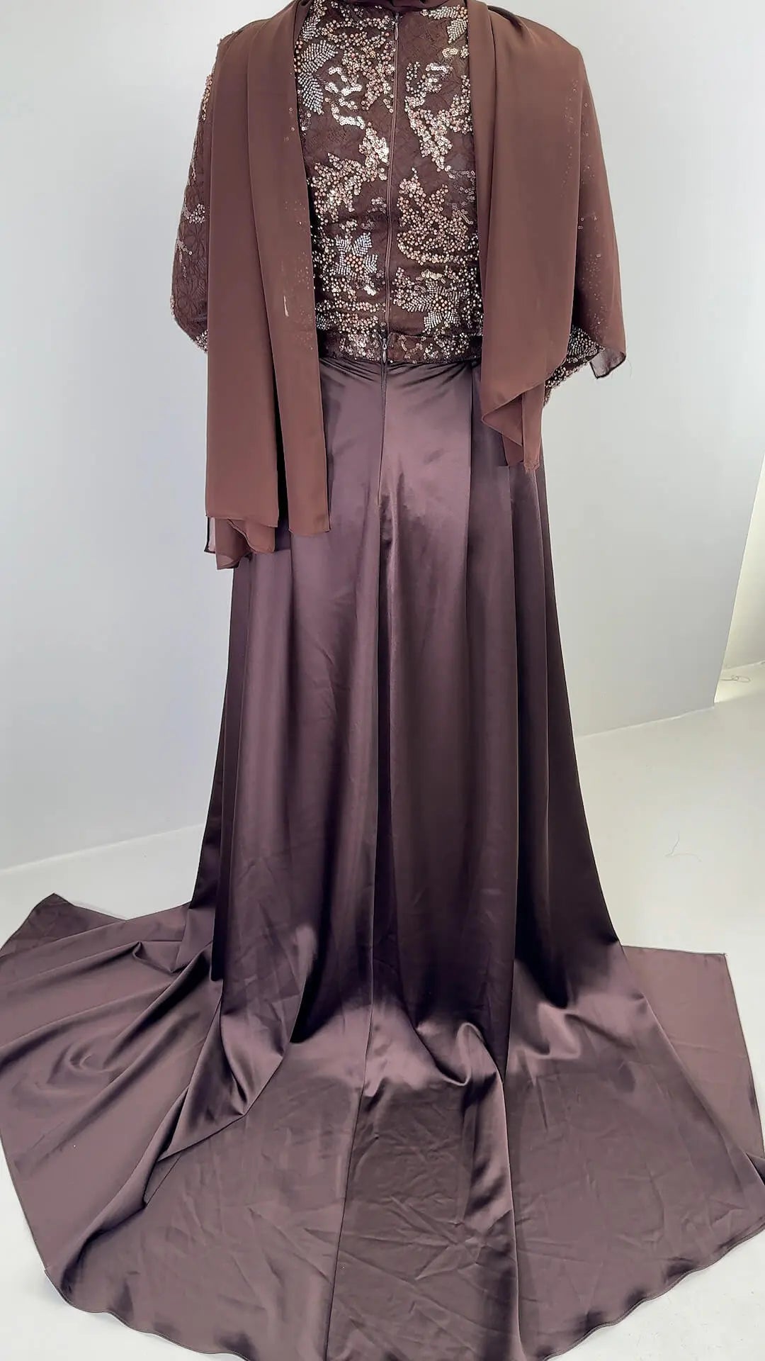 Robe de soirée Azmia marron avec Hijab