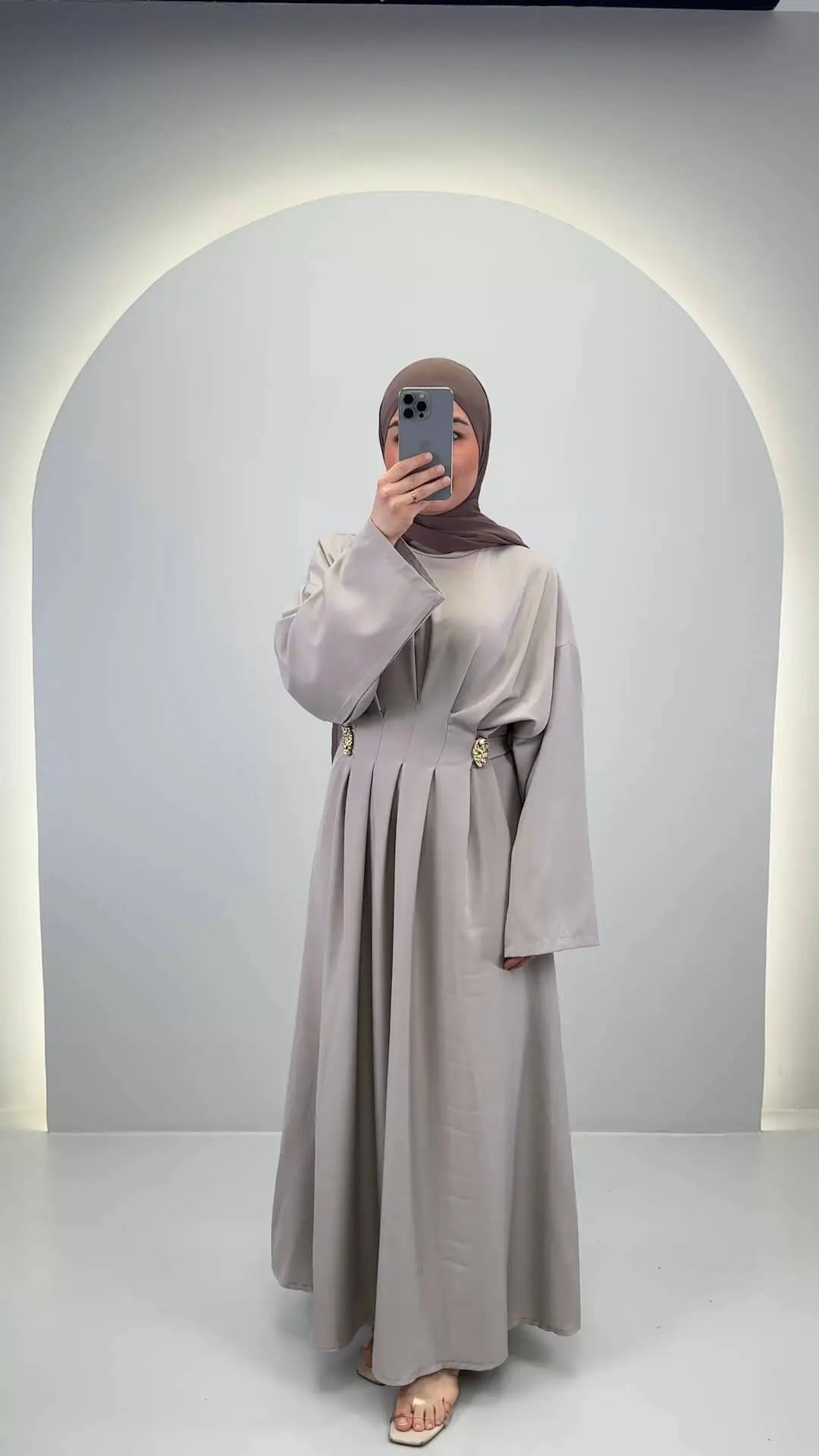 <tc>L</tc>robe taupe