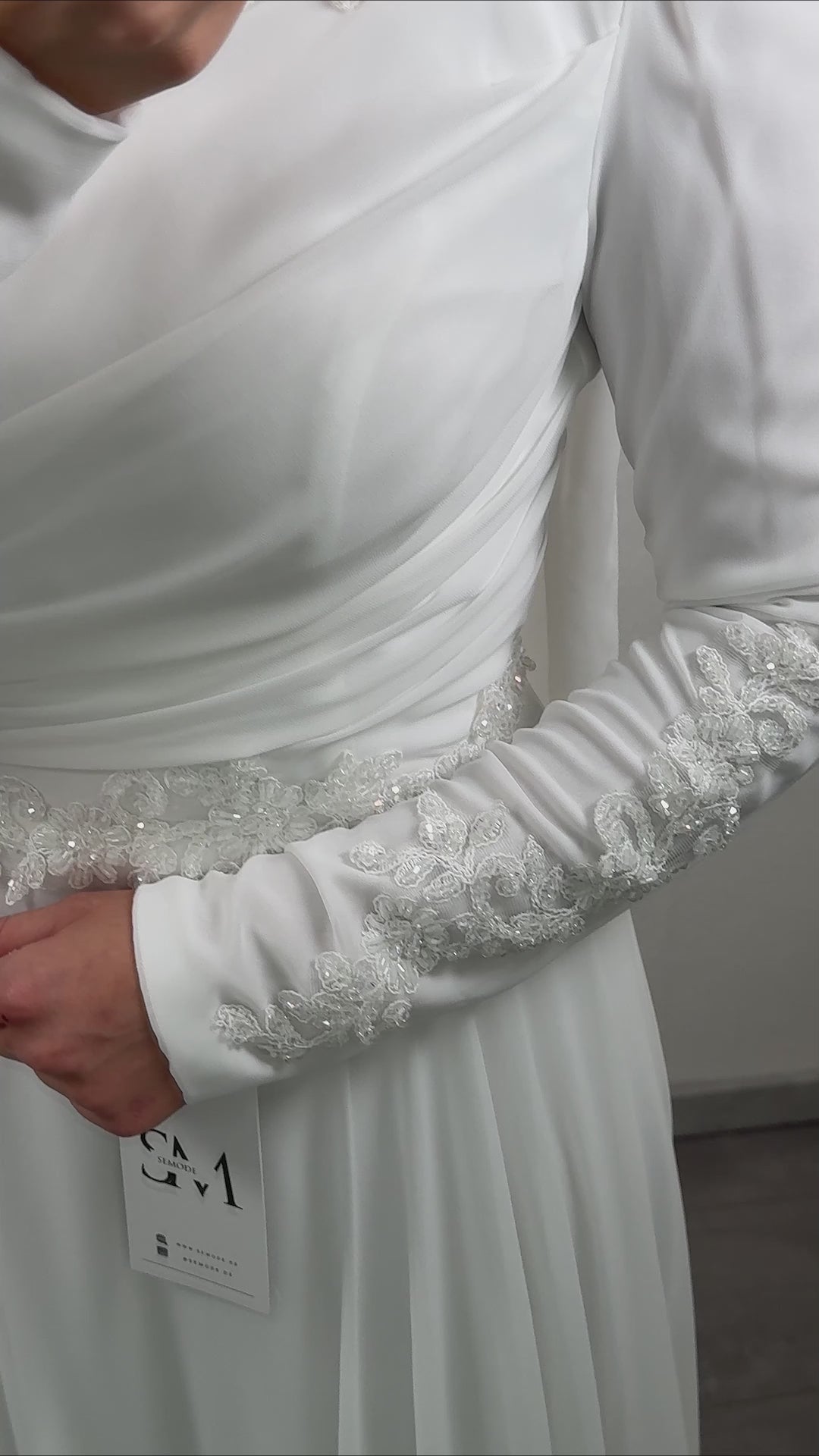 <tc>S</tc>a<tc>m</tc>ira wedding dress